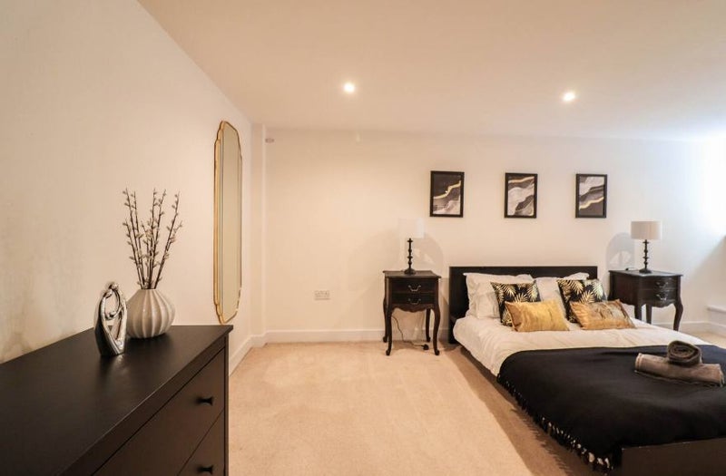 Flat Denmark Road in Greater London