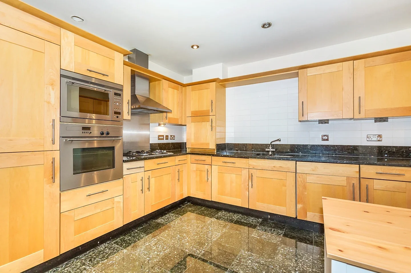 Flat Warwick Road in Greater London