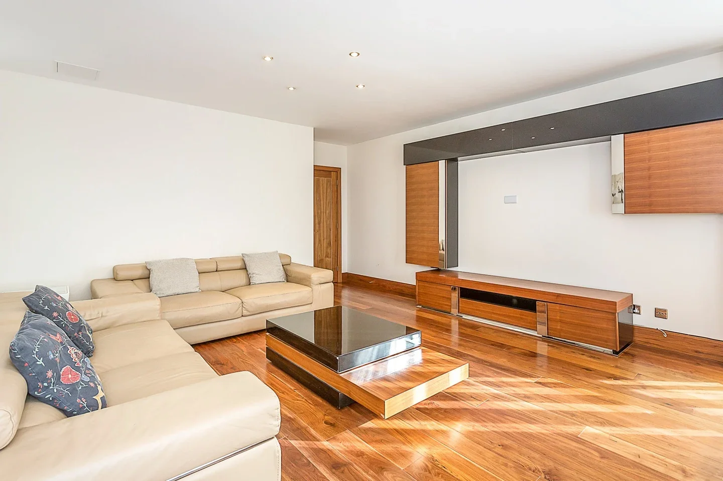 Flat Warwick Road in Greater London