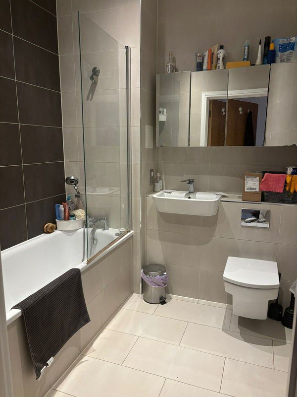 Room Quebec Way in Greater London