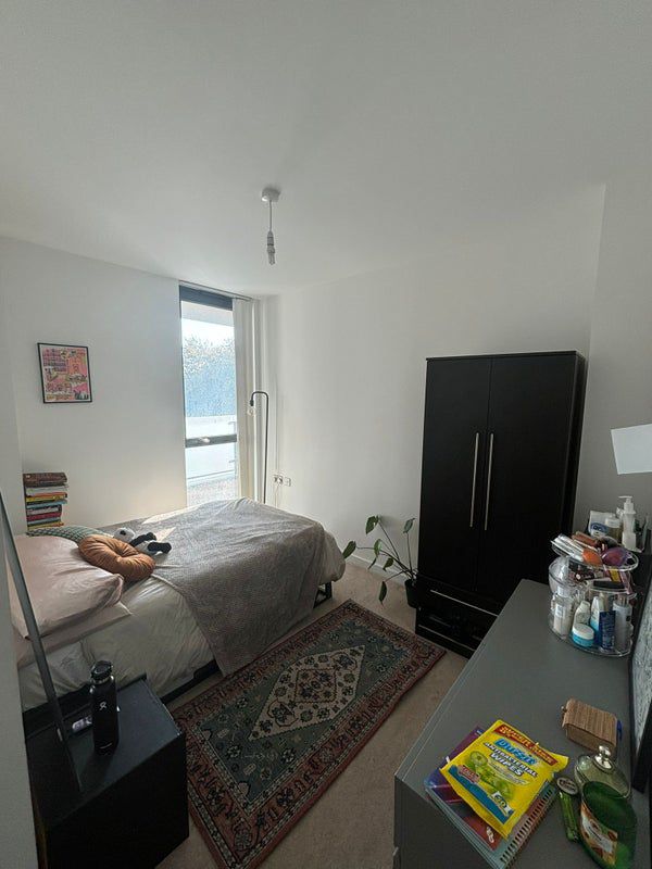 Room Quebec Way in Greater London