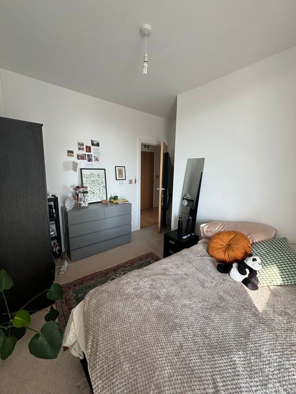 Room Quebec Way in Greater London