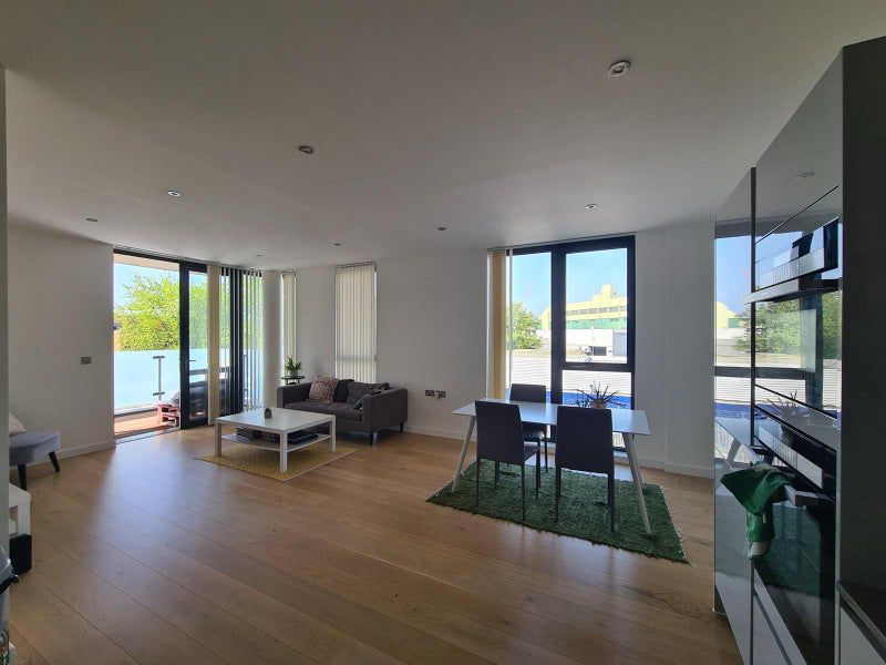 Room Quebec Way in Greater London