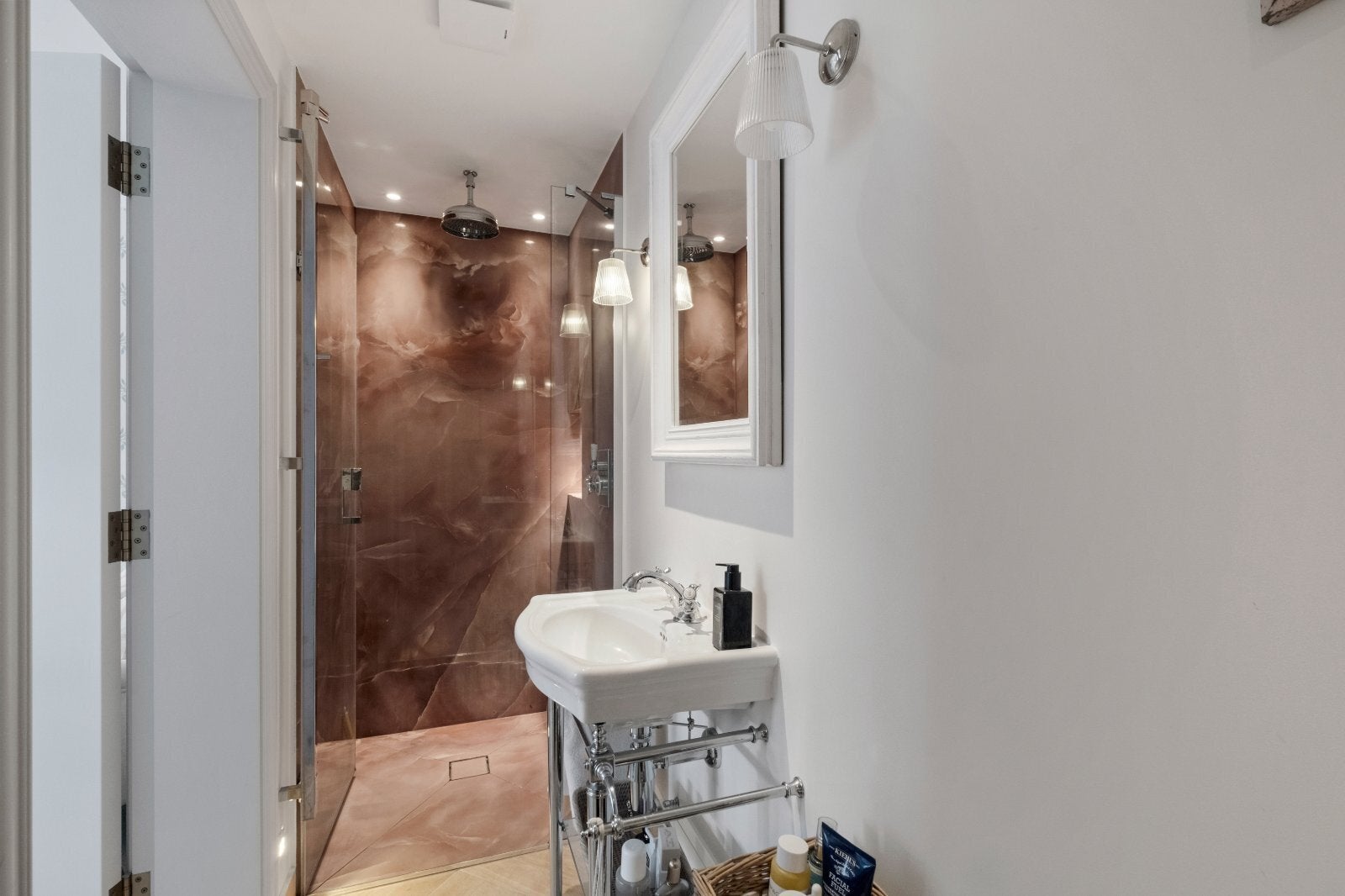 Flat Quarrendon Street in Greater London