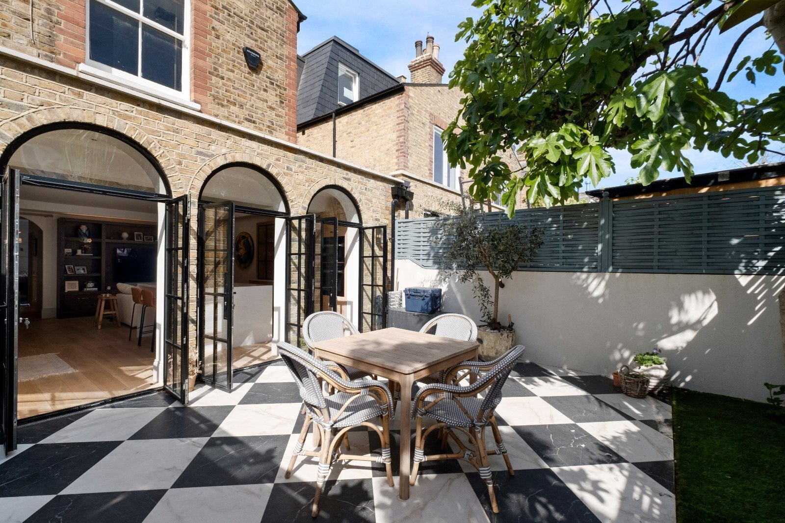 Flat Quarrendon Street in Greater London