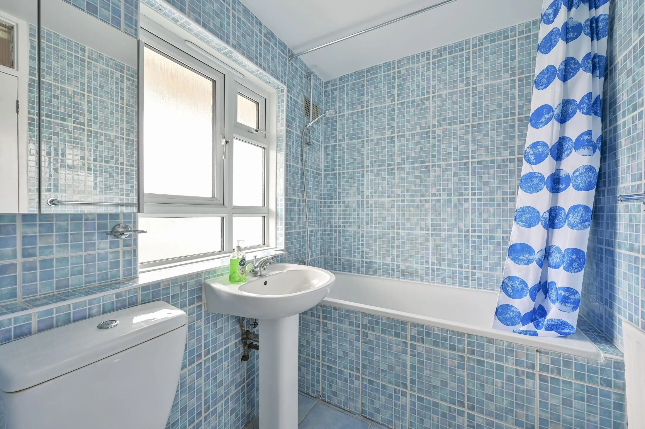Flat Poplar Court in Greater London