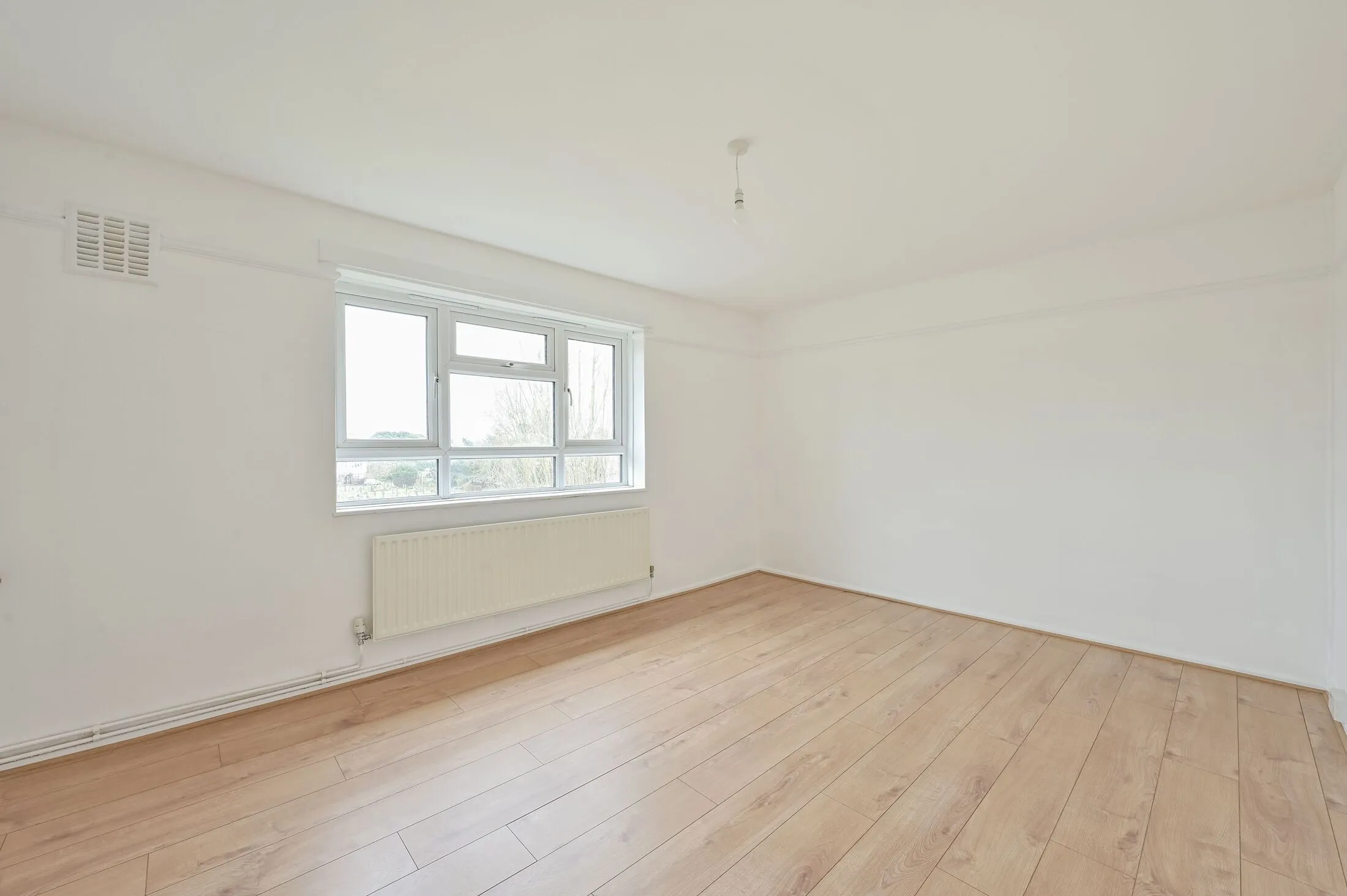 Flat Poplar Court in Greater London