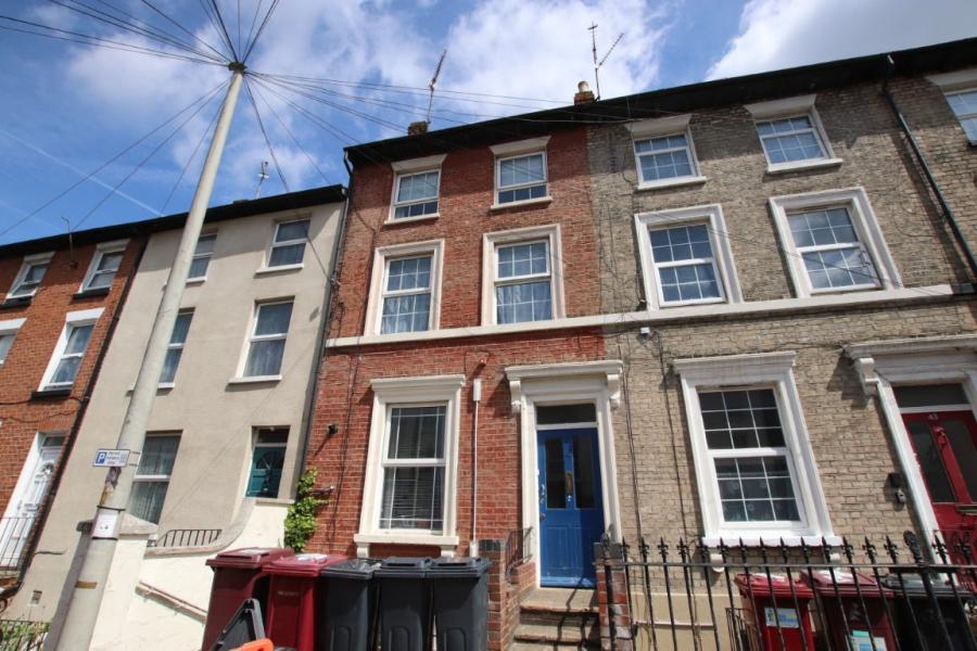 Flat Zinzan Street in Reading