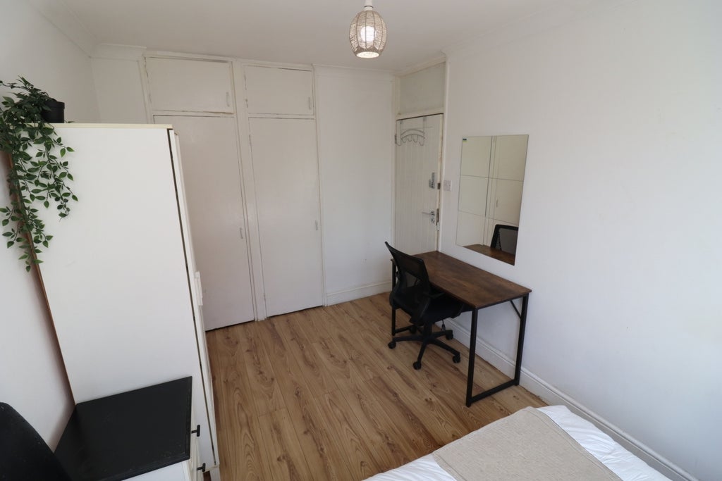 Room Globe Road in Greater London