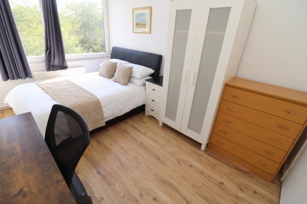 Room Globe Road in Greater London