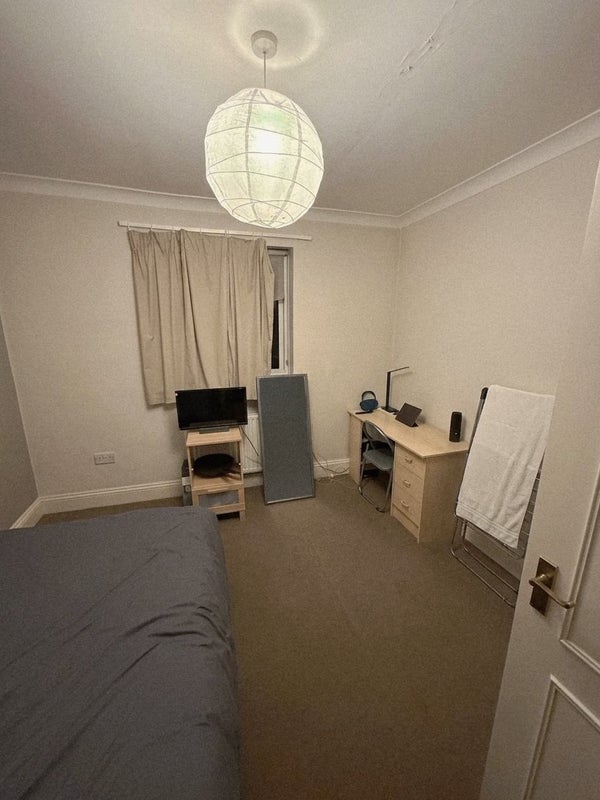 Room Hamilton Road in Greater London