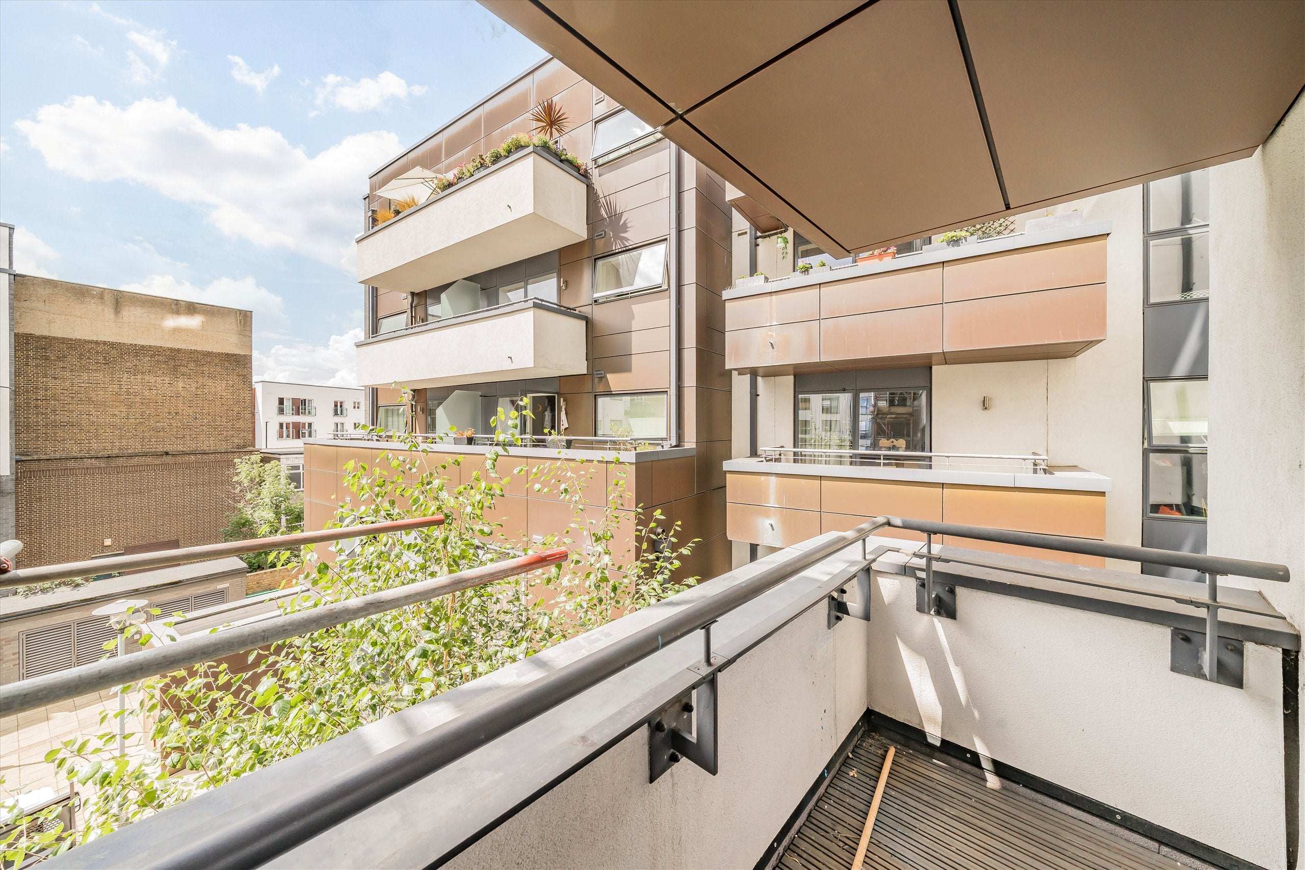 Flat Union Road in Greater London