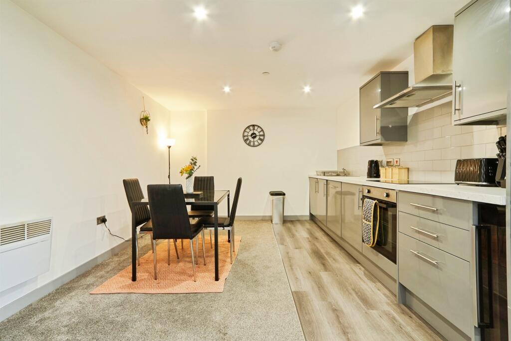 Flat Lansdowne Road in Greater London