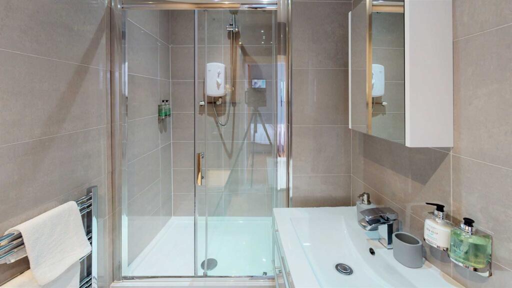 Flat Lansdowne Road in Greater London
