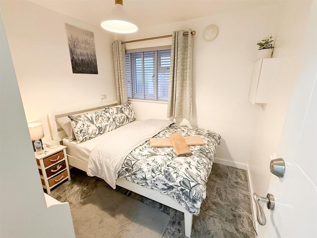 Flat Lansdowne Road in Greater London