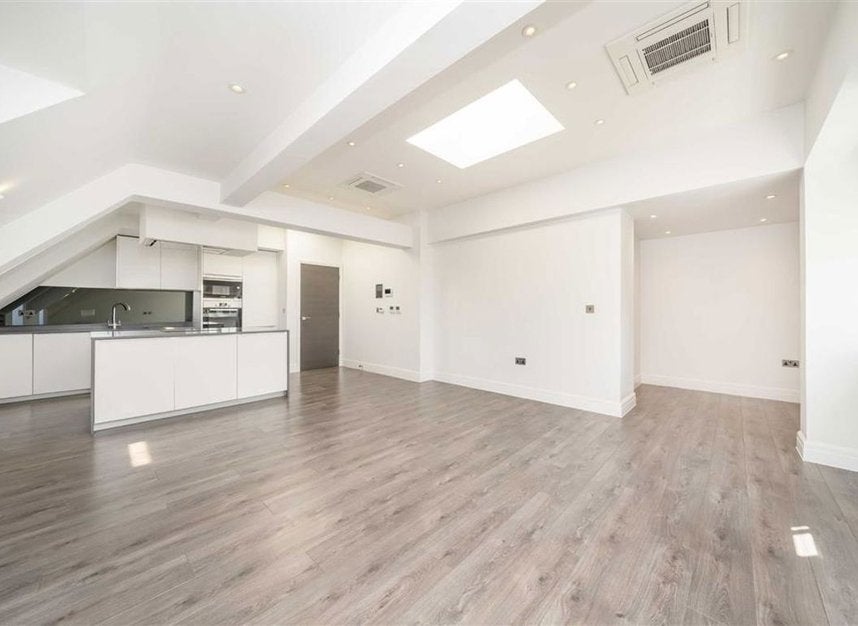 Flat Spring Grove in Greater London