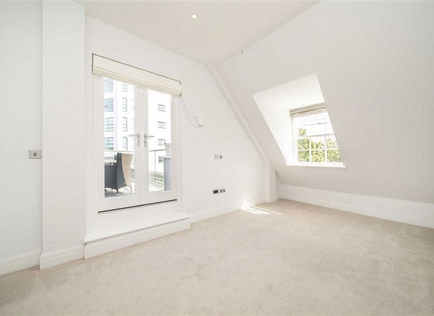 Flat Spring Grove in Greater London