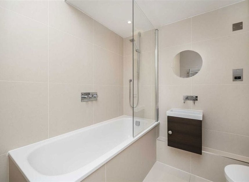 Flat Spring Grove in Greater London