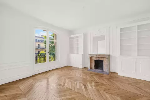 Flat Rue Fabert in Paris