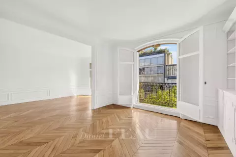 Flat Rue Fabert in Paris