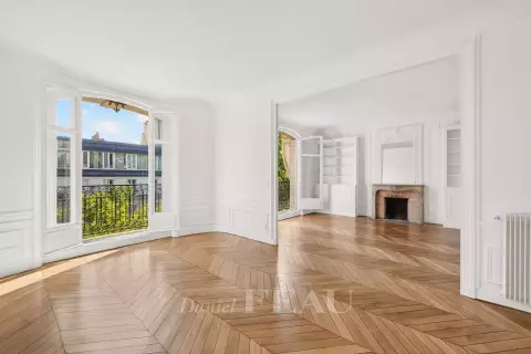Flat Rue Fabert in Paris