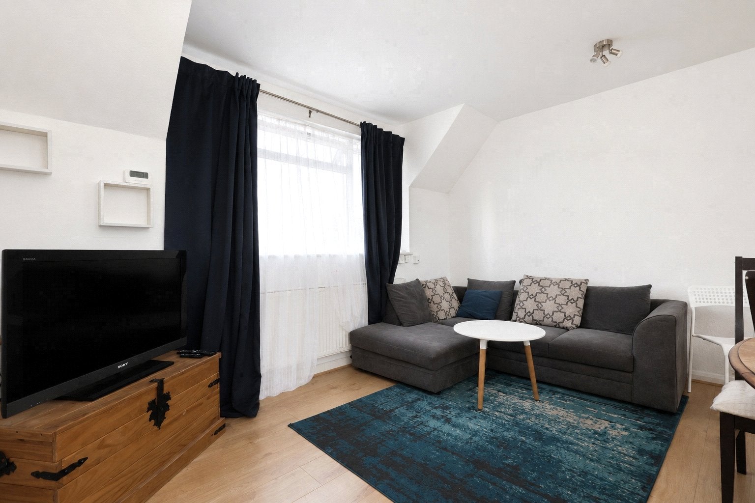Flat Kingfield Road in Woking