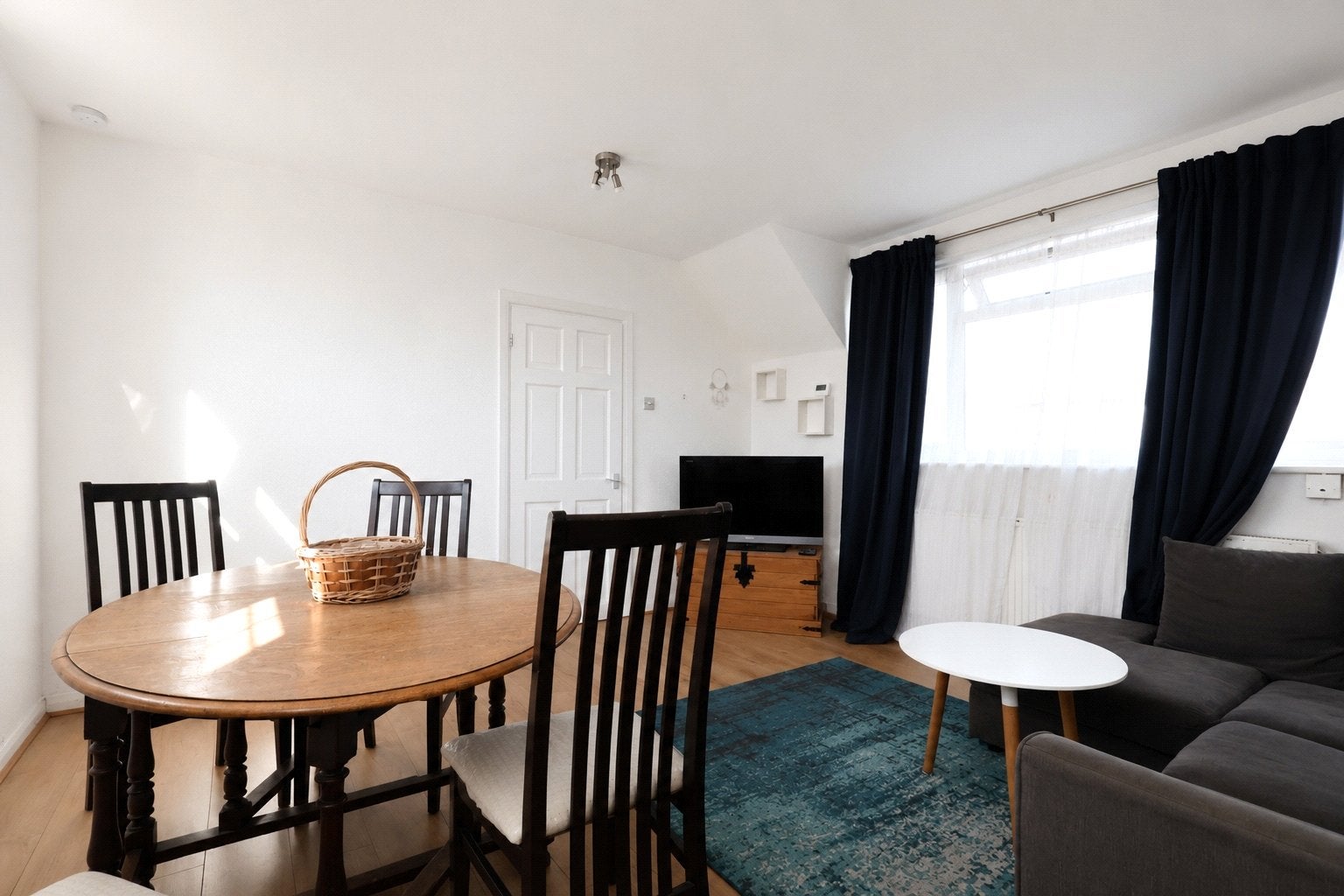 Flat Kingfield Road in Woking