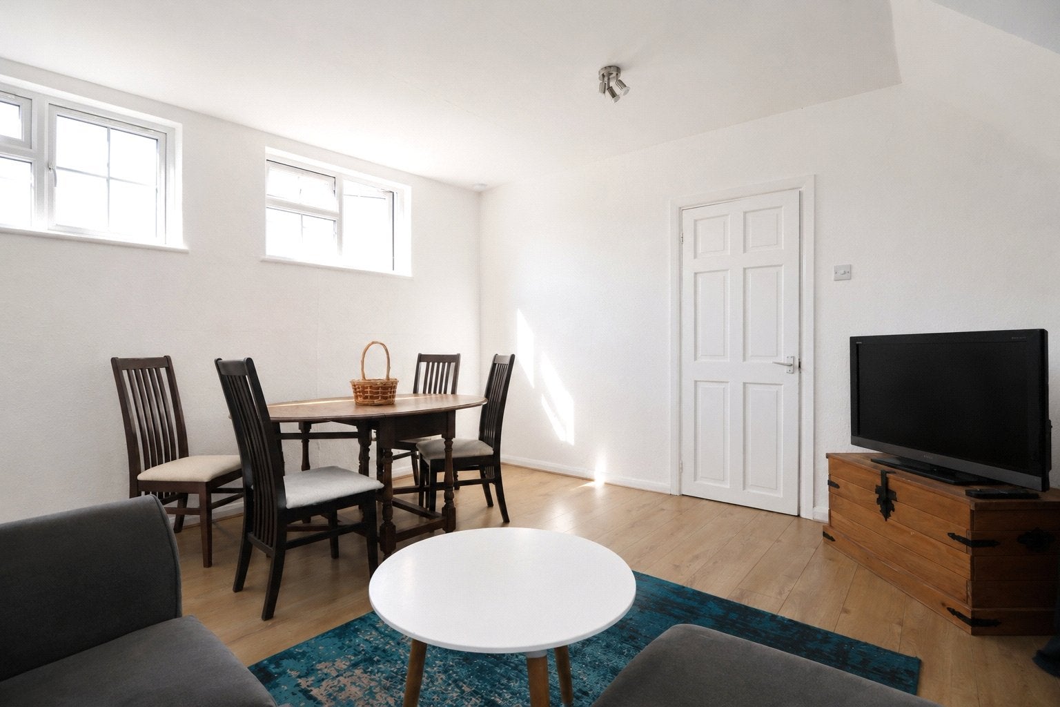Flat Kingfield Road in Woking