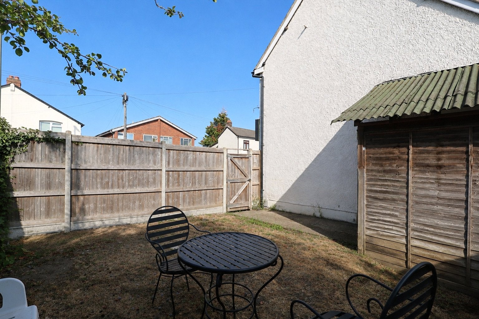 Flat Kingfield Road in Woking