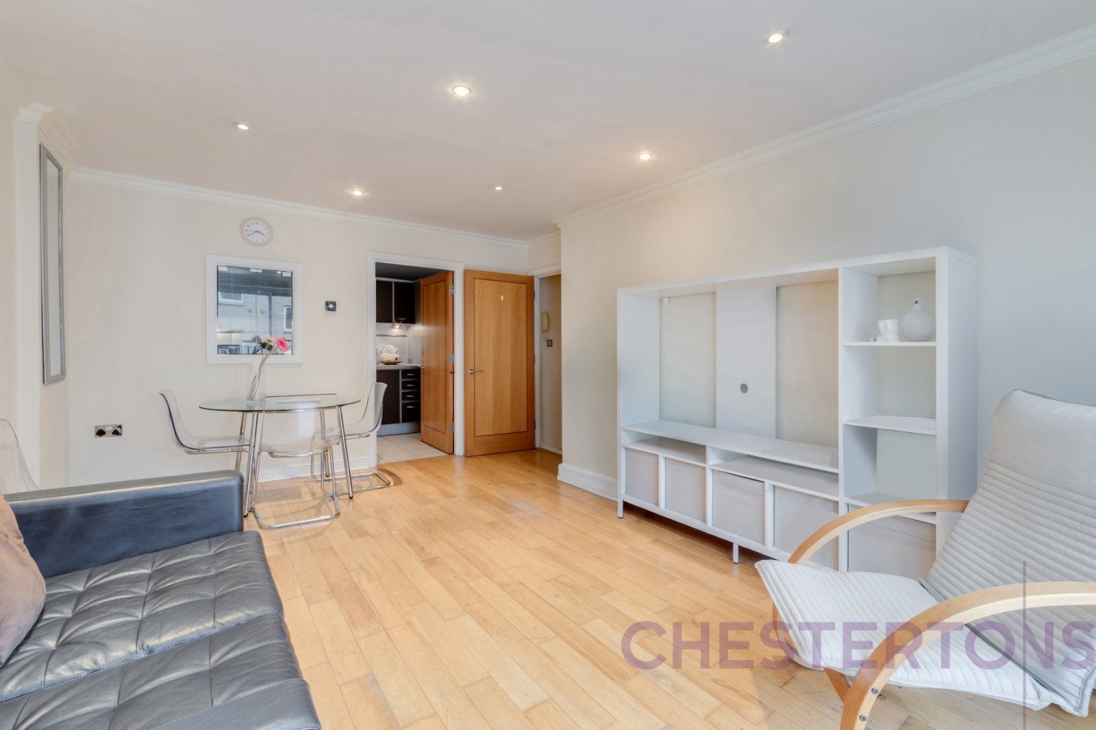 Flat Newport Avenue in Greater London
