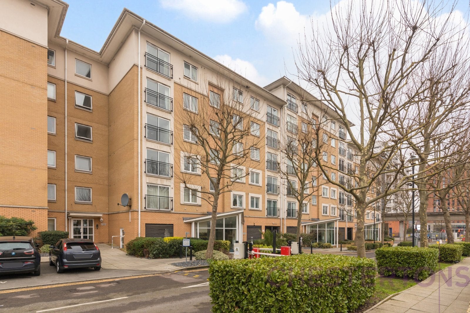 Flat Newport Avenue in Greater London