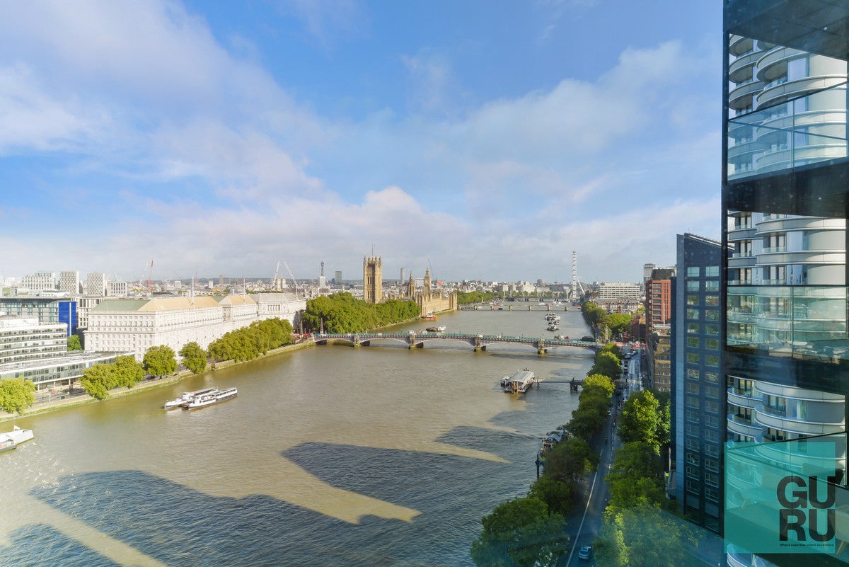 Flat Albert Embankment in Greater London