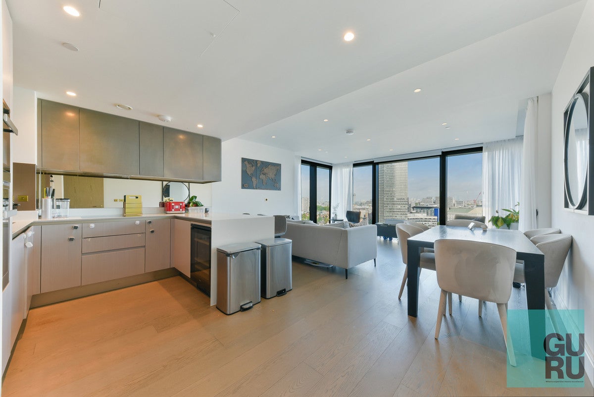 Flat Albert Embankment in Greater London