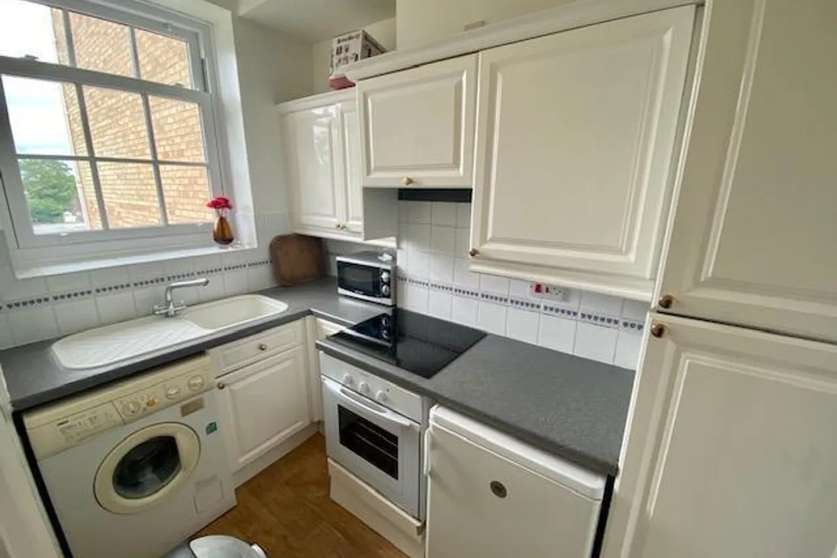 Flat Cookham Road in Maidenhead