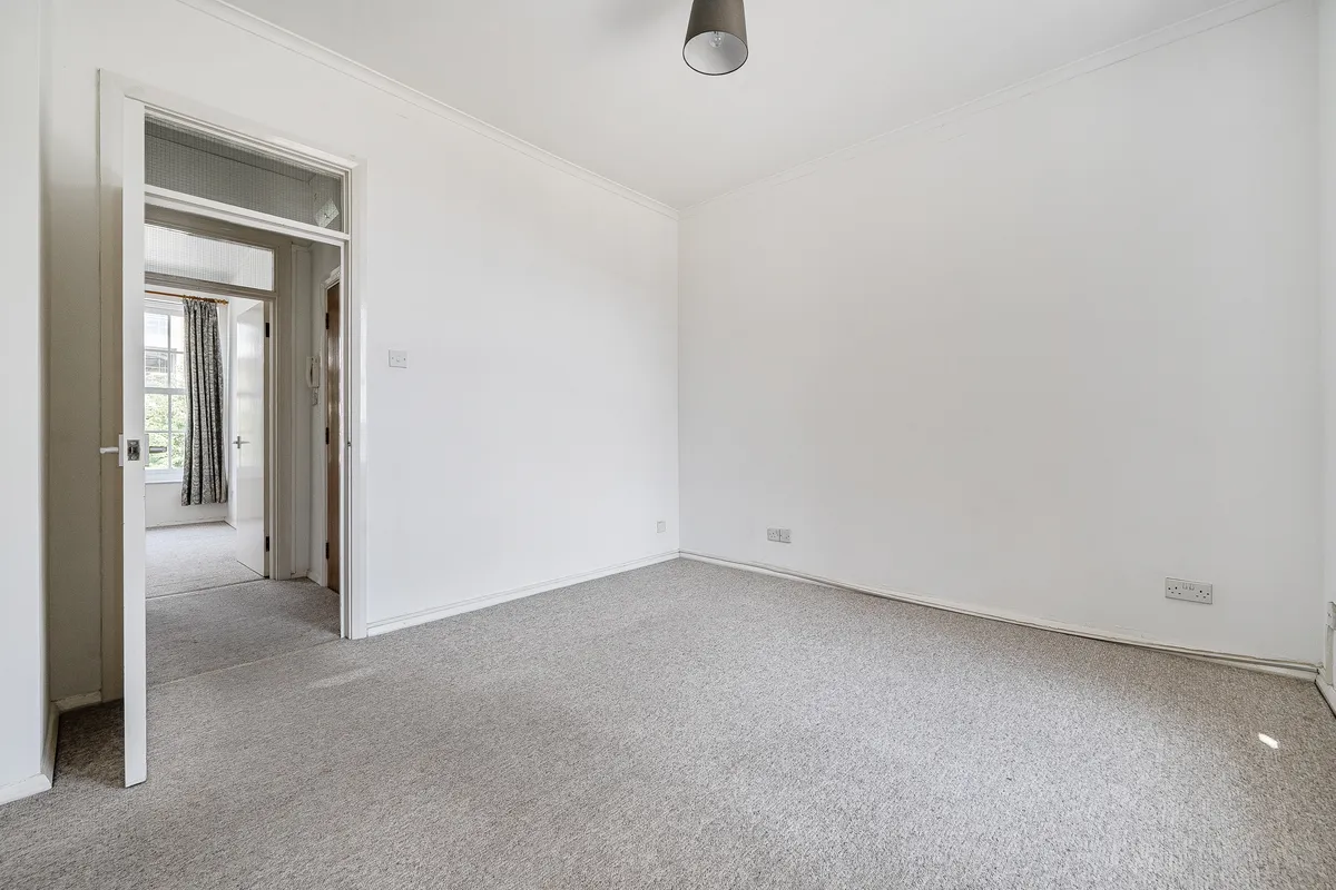 Flat Cookham Road in Maidenhead
