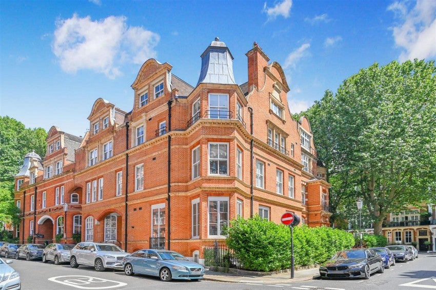 Flat Kensington Court in Greater London