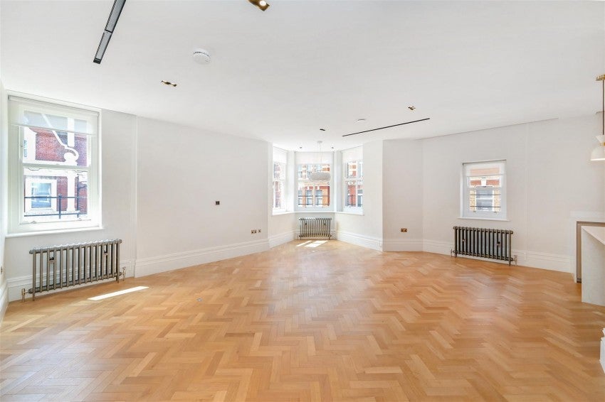 Flat Kensington Court in Greater London