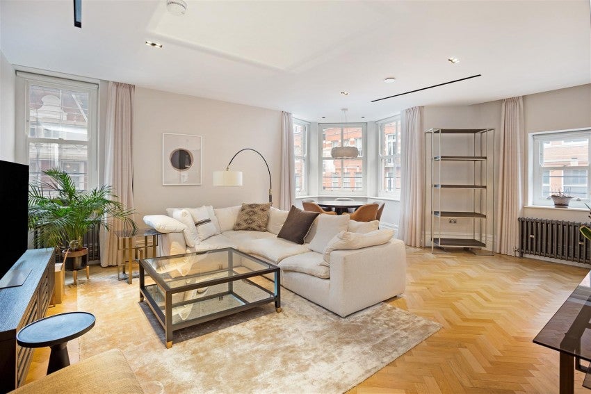 Flat Kensington Court in Greater London