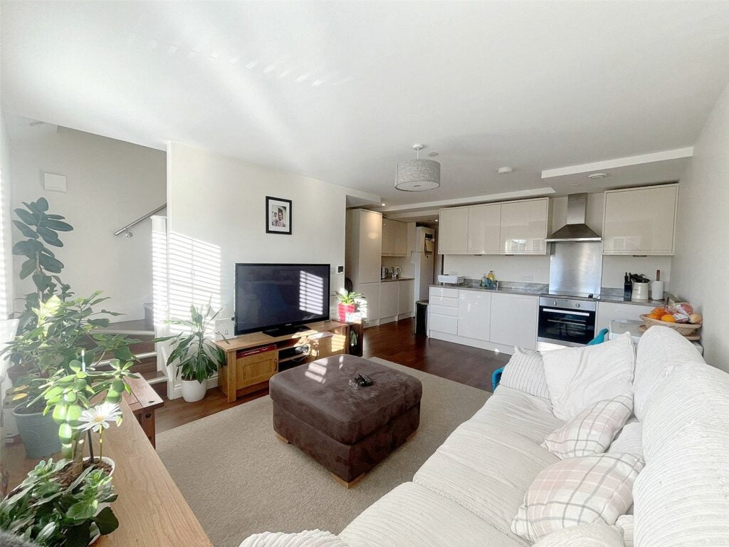 Flat Sullivan Close in Rushmoor