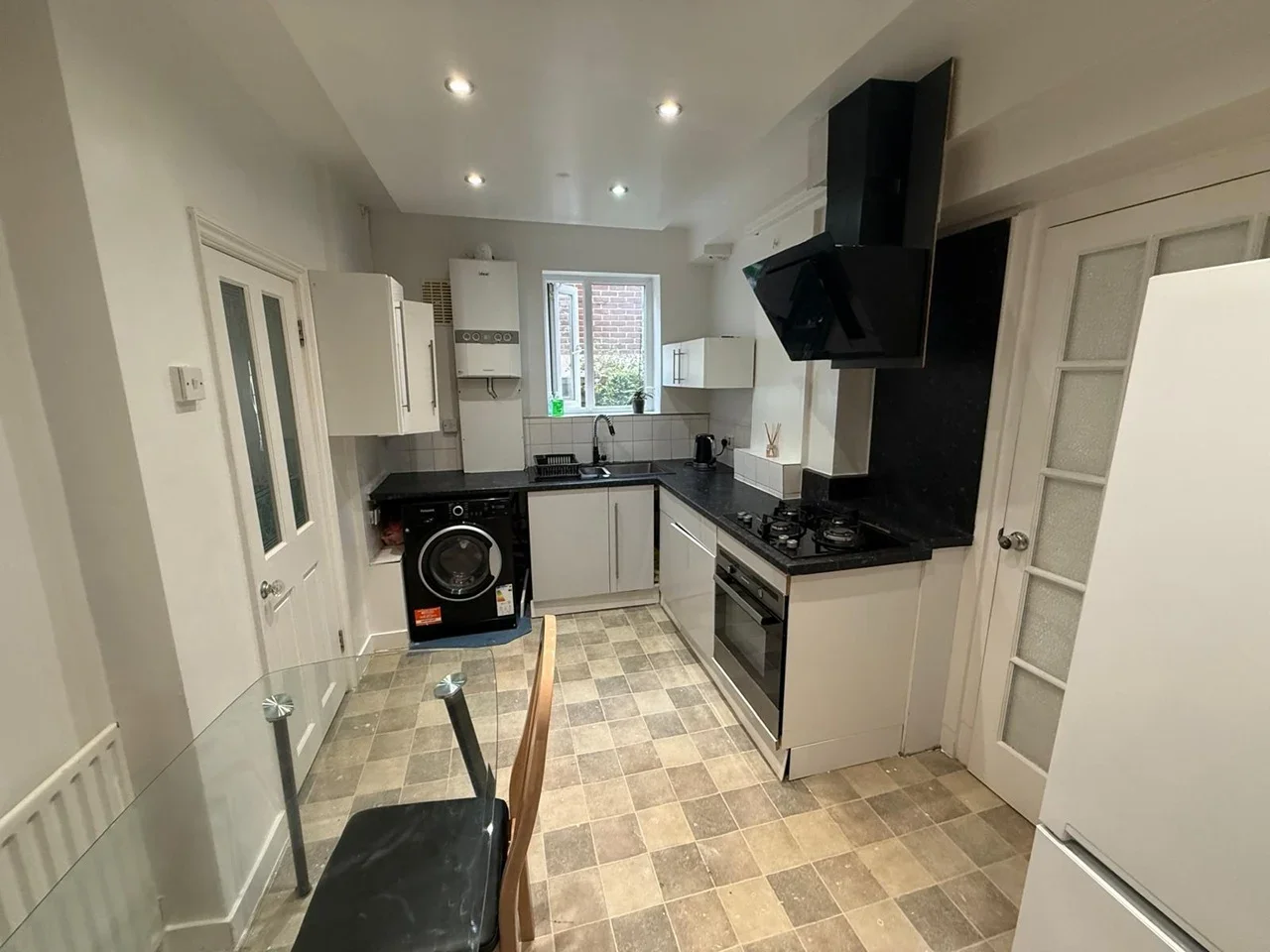 Room Downderry Road in Greater London