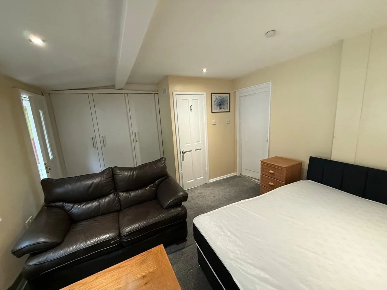 Room Downderry Road in Greater London