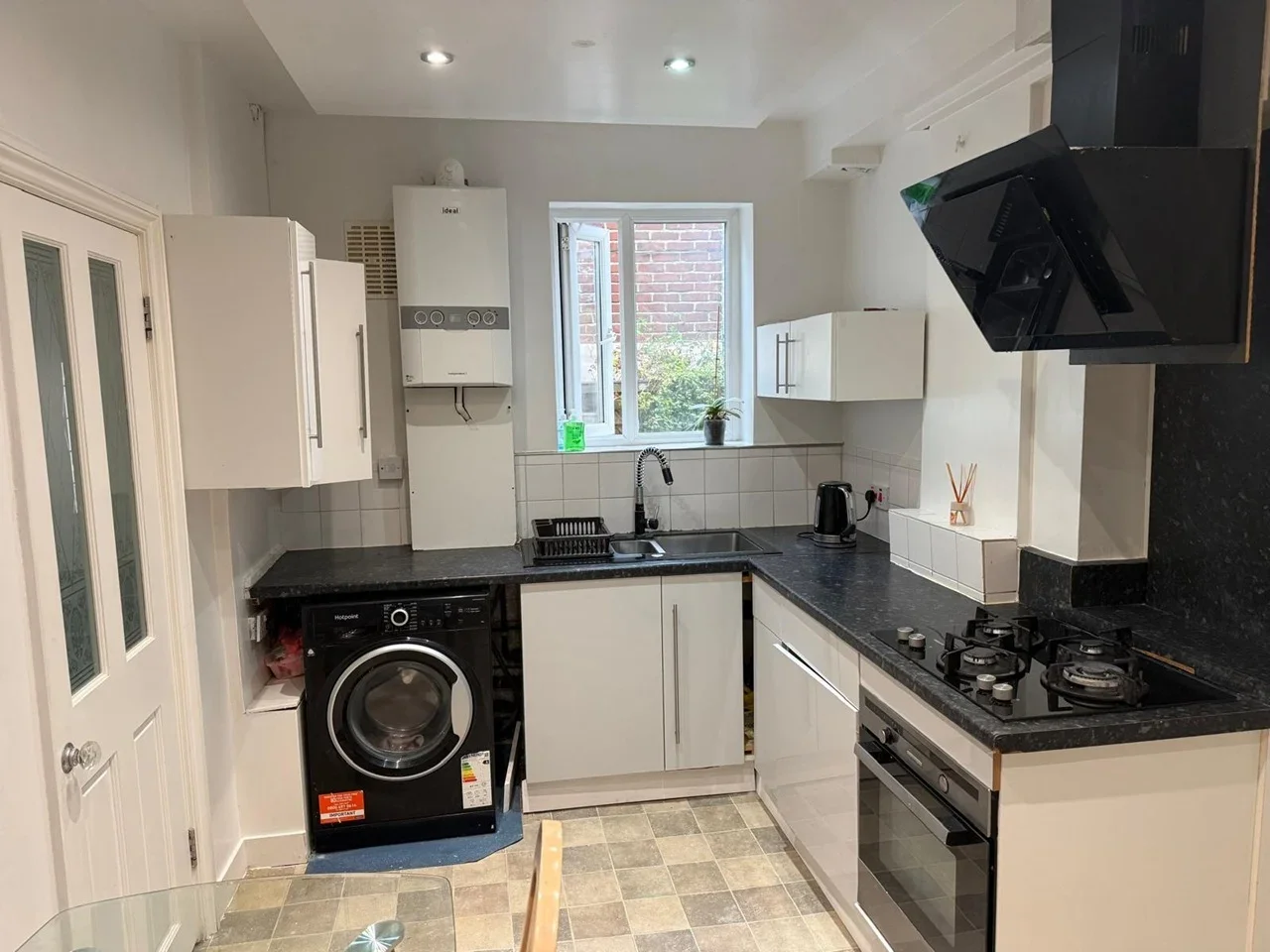 Room Downderry Road in Greater London