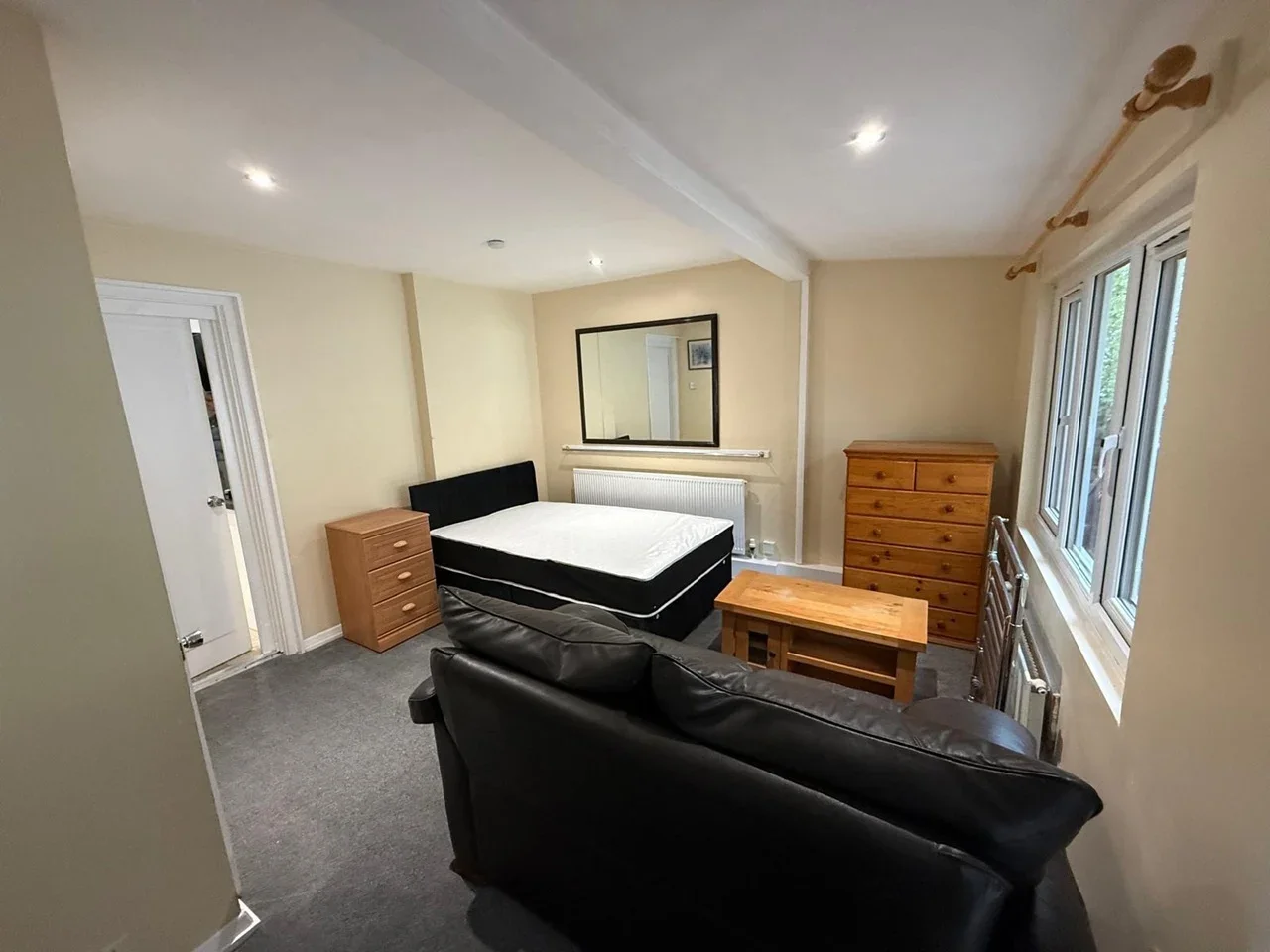Room Downderry Road in Greater London