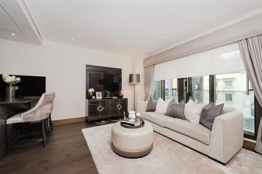 Flat Hanway Place in City of Westminster