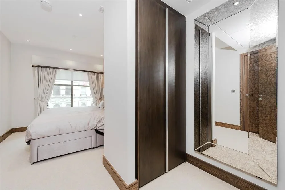 Flat Hanway Place in City of Westminster