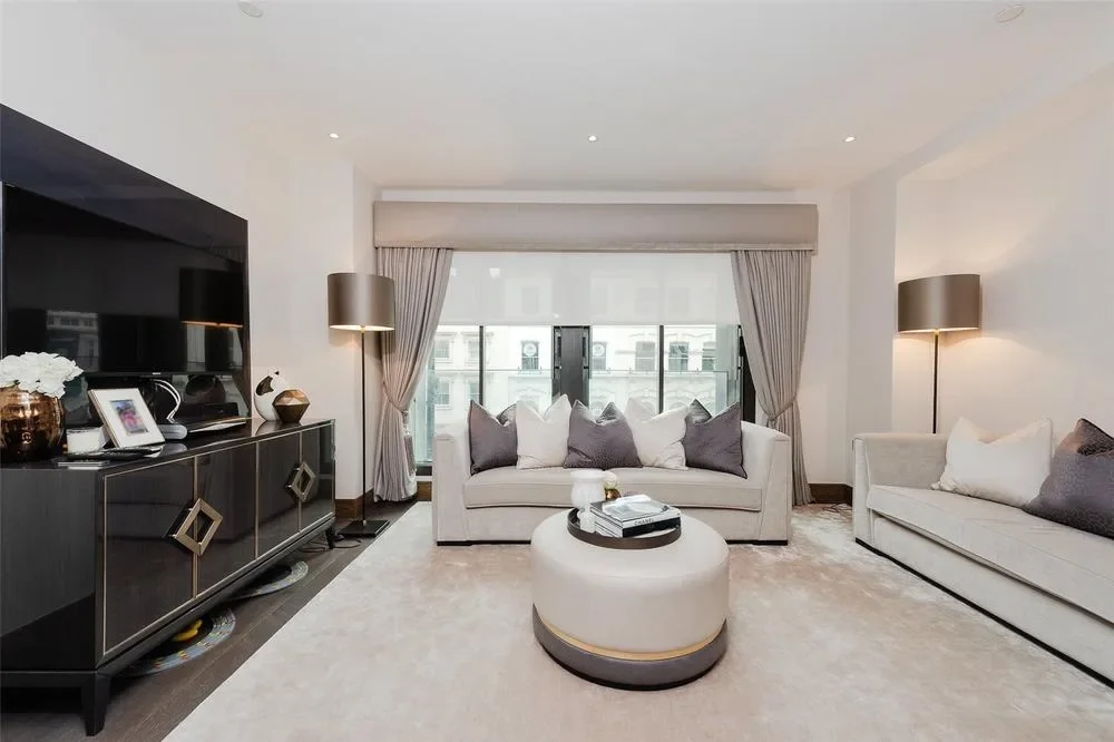 Flat Hanway Place in City of Westminster