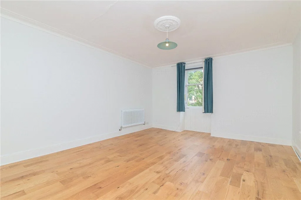 Flat Athole Gardens in Glasgow