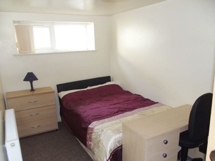 Flat Birchfields Road in Manchester