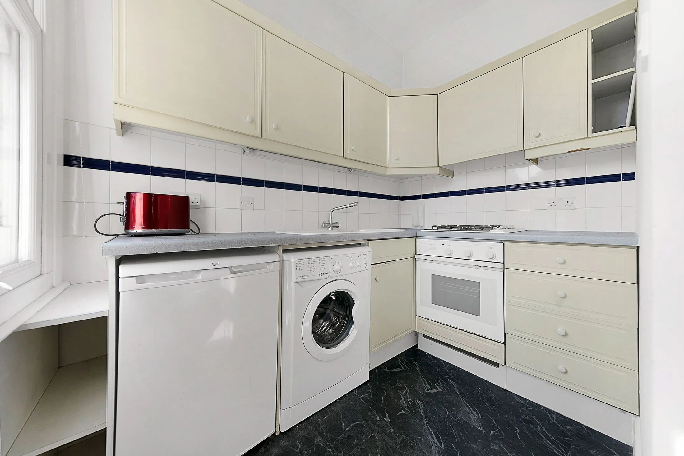 Flat Haldon Road in Greater London
