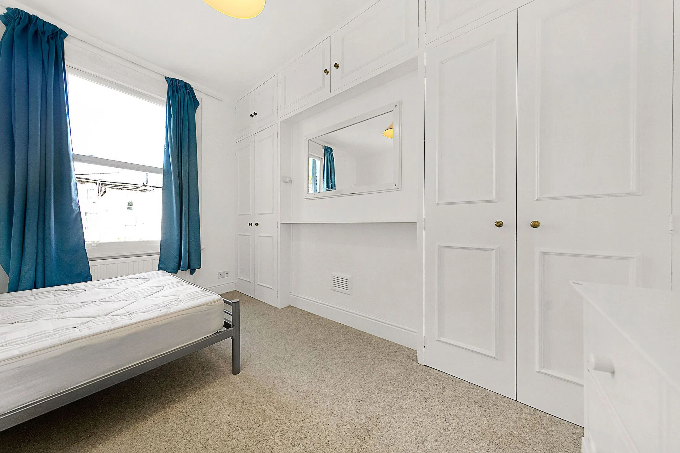 Flat Haldon Road in Greater London